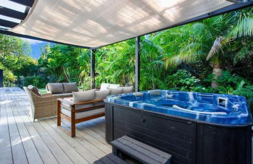 Murrays Bay House | Coastal Retreat w Spa Pool just Steps to the Beach