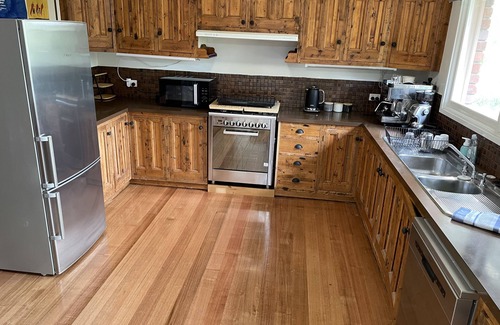 Point Leo House | Coastal Retro Roomy Shack, pet friendly, walk to beach, king bed