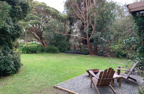Point Leo House | Coastal Retro Roomy Shack, pet friendly, walk to beach, king bed