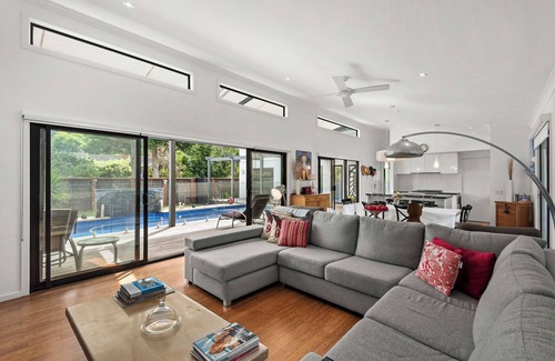 Wallington House | Coastal Rural Retreat with luxury swimming pool, golf putting green,pet friendly