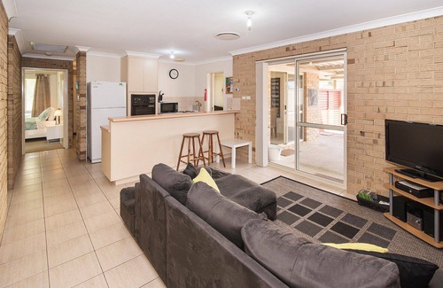 Busselton House | Coastal Soul - 10 min walk to beach, town & cafes