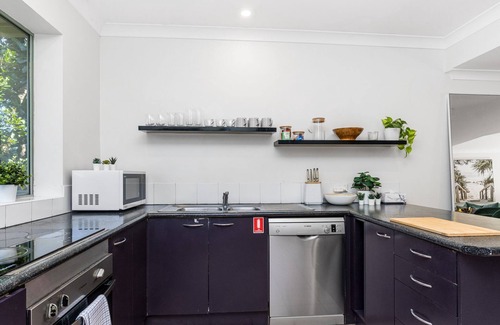 Belongil House | Coastal Townhouse - Minutes from the Beach and a short walk to town.