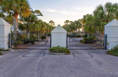 Dauphin Island House | Coastal Vibe for 12 : Ocean V: Bikes: Pet Friendly: Amenities: Comfort & Style