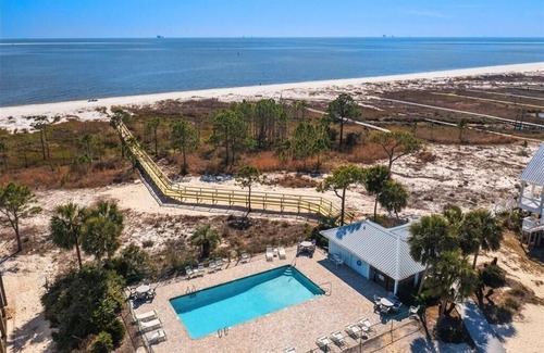 Dauphin Island House | Coastal Vibe for 12 : Ocean V: Bikes: Pet Friendly: Amenities: Comfort & Style