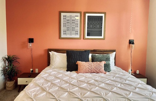Camarillo Apartment | Coastal vibes Ste☀2BR W/King Bd.WiFi.Pool. 25min-Beach