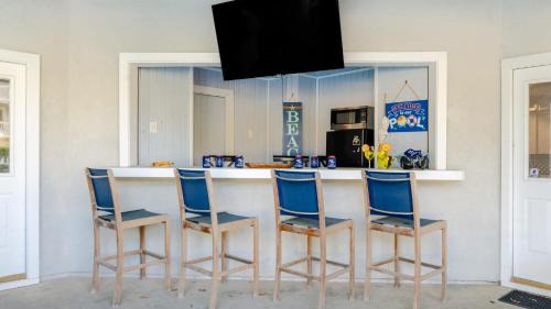 Folly Field House | Cobalt Coast by AvantStay 7BDR Steps from Beach