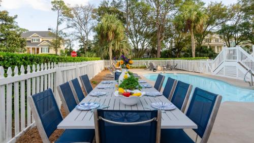 Folly Field House | Cobalt Coast by AvantStay 7BDR Steps from Beach