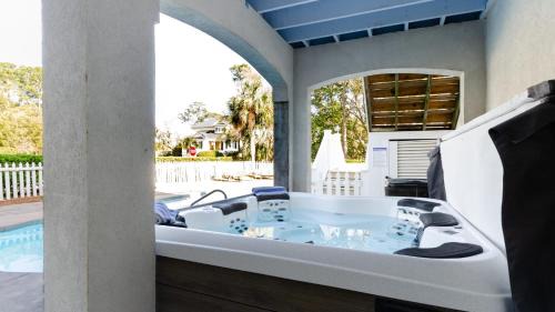 Folly Field House | Cobalt Coast by AvantStay 7BDR Steps from Beach