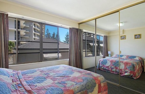 Coolangatta House | Cobden Court Unit 5 - 2 bedroom unit one street from the beach