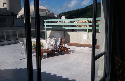 Parque Enseada Apartment | Cobertura com Varanda Gourmet e Churrasqueira