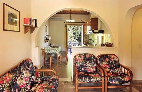 Petaleia Apartment | Cochelli Villas (Lower Floor)