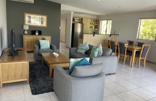 Noosaville Apartment | COCKLESHELL10 7 Tropical Apartment with Pool Area