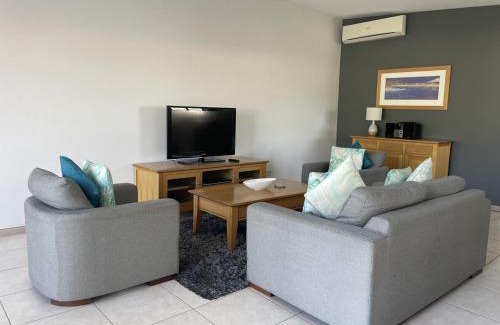 Noosaville Apartment | COCKLESHELL10 7 Tropical Apartment with Pool Area