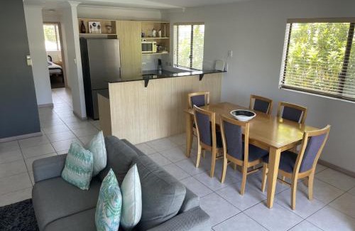 Noosaville Apartment | COCKLESHELL10 7 Tropical Apartment with Pool Area
