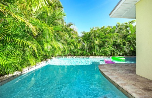Holmes Beach House | Coconut Cottage #4 by AMI Locals