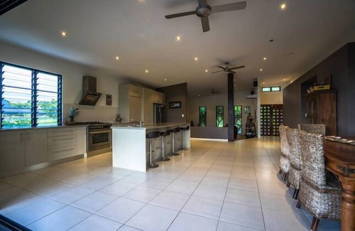Hideaway Bay House | COCONUTS - Absolute Beachfront home in Hydeaway Bay
