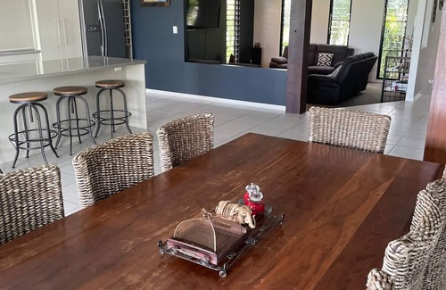 Hideaway Bay House | COCONUTS - Absolute Beachfront home in Hydeaway Bay