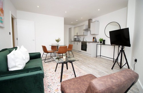Swindon Apartment | Cohost Partners Modern 2BR Apartment Free Parking