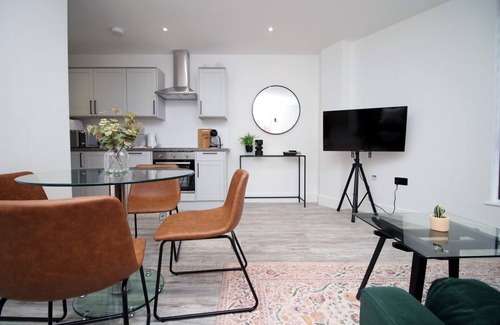 Swindon Apartment | Cohost Partners Modern 2BR Apartment Free Parking