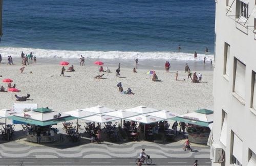 Copacabana Apartment | Colado na Praia com mini varanda.