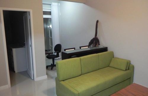 Copacabana Apartment | Colado na Praia com mini varanda.