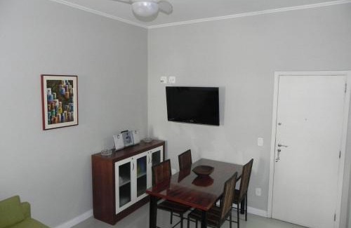 Copacabana Apartment | Colado na Praia com mini varanda.