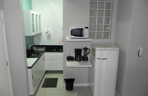 Copacabana Apartment | Colado na Praia com mini varanda.