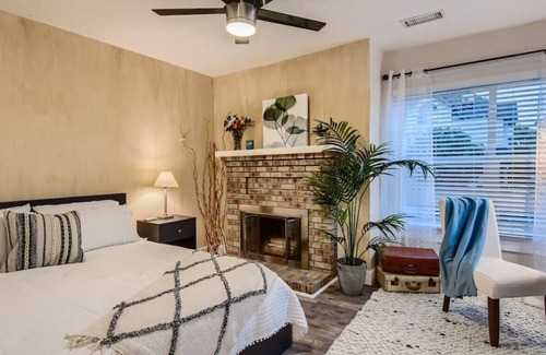 Golden Hill House | Colivilla - ENTIRE House · 12 Bedrm 12.5 Bath House - Sleeps Up To 21 Guests!