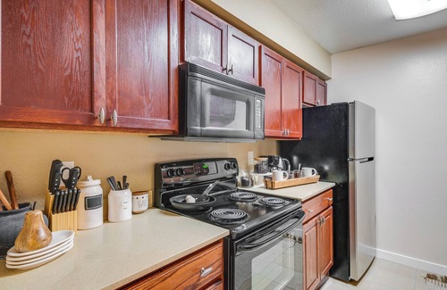 College Hills Estates House | College Station Gem w/Pool Access Near University