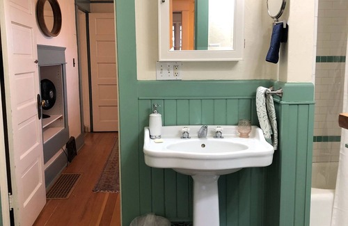 Amazon House | College Sweetheart! 2 blocks from UO on a beautiful street!