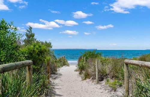 Vincentia House | Collingwood - 4BR modern beachfront holiday home