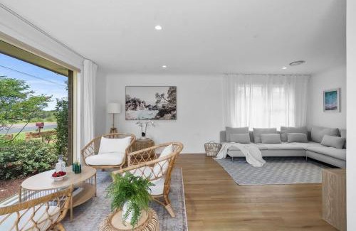 Vincentia House | Collingwood - 4BR modern beachfront holiday home