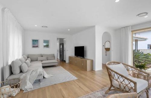 Vincentia House | Collingwood - 4BR modern beachfront holiday home
