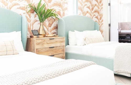 Flamingo/Lummus House | Collins Ave Two Queen Suite near Beach & Nightlife