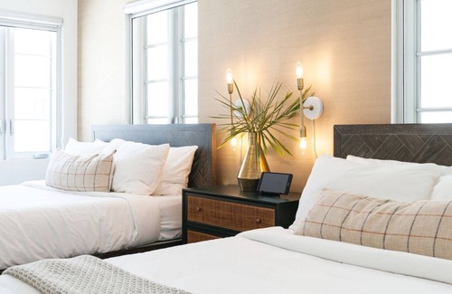 Flamingo/Lummus House | Collins Ave Two Queen Suite near Beach & Nightlife
