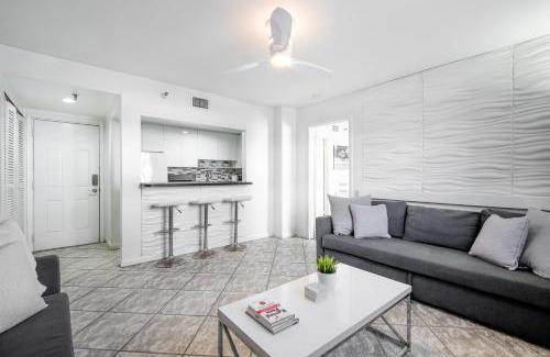 South Beach Apartment | Collins Chic