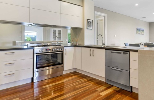 Calare House | Collins Way - Luxe Getaway, Entertainers Dream