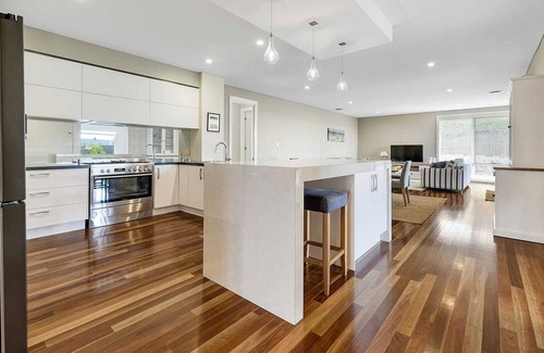Calare House | Collins Way - Luxe Getaway, Entertainers Dream