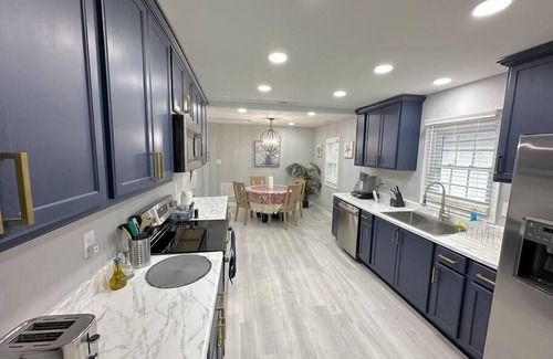 Issue House | Colonial Beach Cottage, 7 minutes walk to beach!