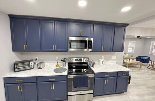 Issue House | Colonial Beach Cottage, 7 minutes walk to beach!
