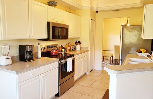 Fort Myers Condo | Colonial Country Club. Golf. Gated. 1st Flr. Garage. Bkyd. Lots of Sunlight!