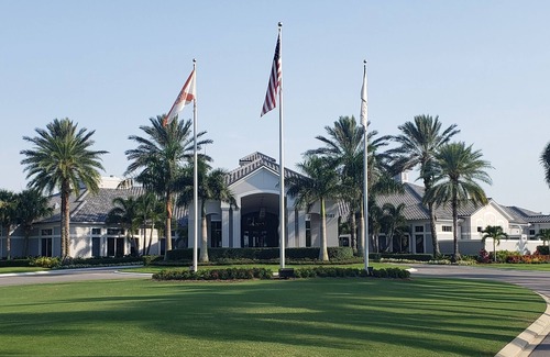 Fort Myers Condo | Colonial Country Club. Golf. Gated. 1st Flr. Garage. Bkyd. Lots of Sunlight!