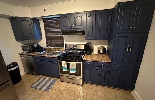 Albany House | Colonial Style Home 5 Br 2 bath n’ Parking! Close to restaurants n’ colleges!