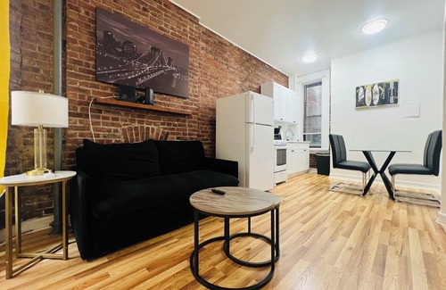 Hell's Kitchen Apartment | Color Pop Duplex - Sleeps 13 - Heart of Midtown West