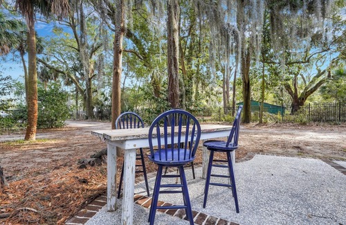 Whitemarsh Island Cottage | Colorful Family Cottage halfway between Downtown and Tybee! W/playground!