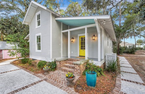 Whitemarsh Island Cottage | Colorful Family Cottage halfway between Downtown and Tybee! W/playground!