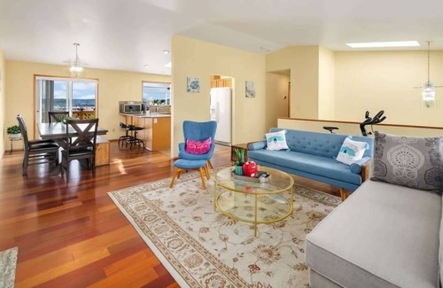 Mid-Beacon Hill House | Colorful Family House w/Big Deck | 3 mins to I5