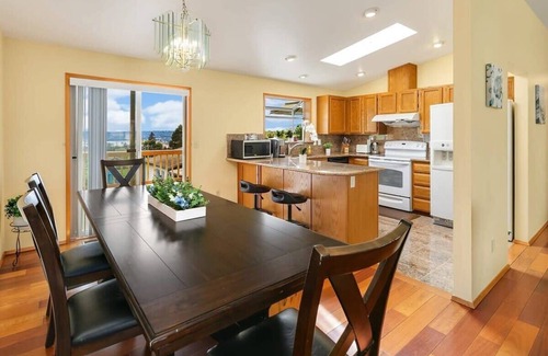 Mid-Beacon Hill House | Colorful Family House w/Big Deck | 3 mins to I5