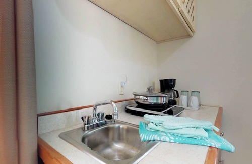 Caye Caulker Apartment | Colorful studio cabana with WiFi, partial AC, yard & picnic area - walk to town