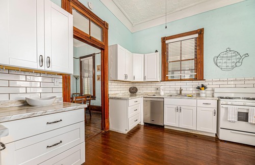 San Jacinto House | Colorful Victorian - walking distance to the beach & Pleasure Pier